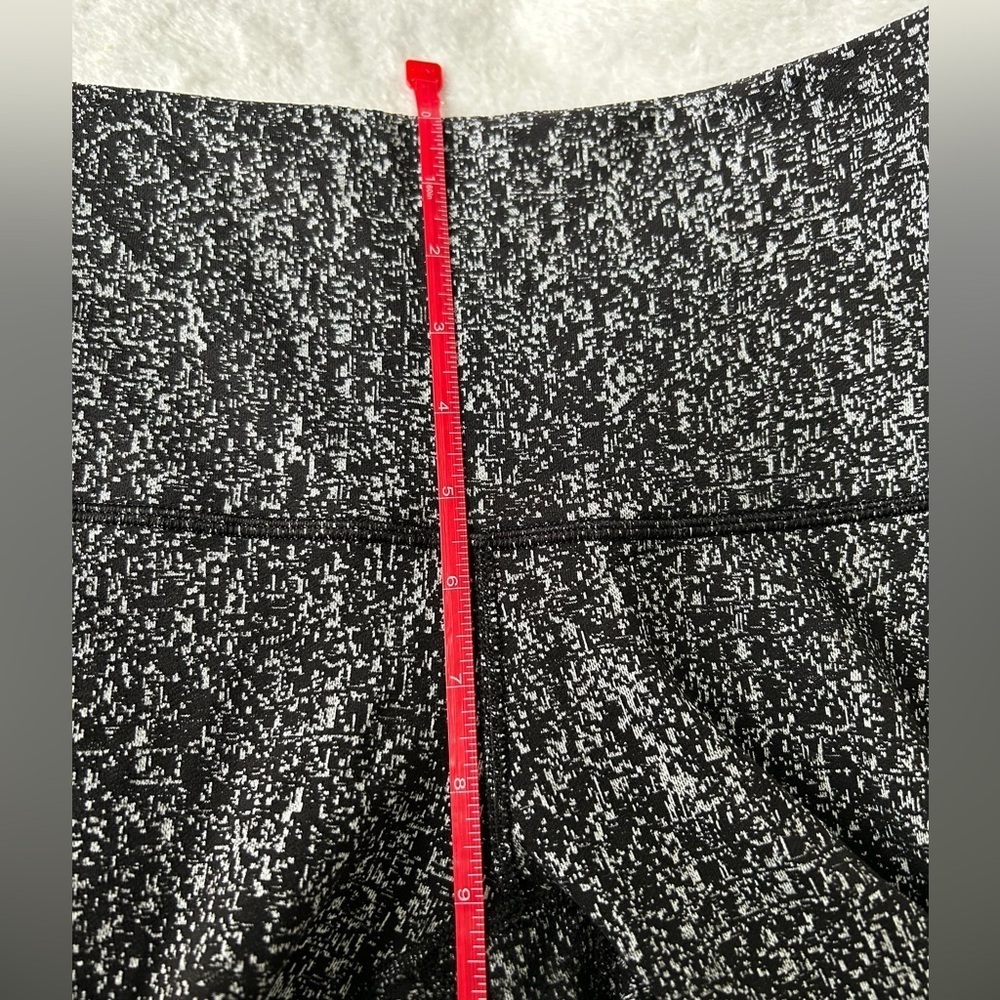 Lululemon size 6 Wunder under high rise 7/8 length black speckled Leggings - Picture 4 of 6